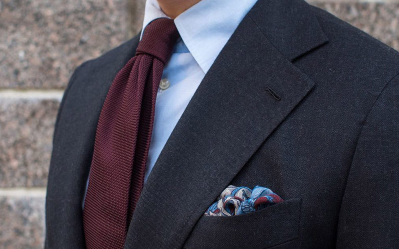 Bordová kravata s modrou košeľou